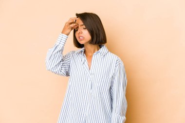 Genç İspanyol kadın yalnız başına, başı ağrıyor, yüzüne dokunuyor..