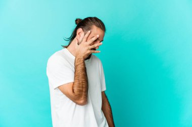 Uzun saçlı genç adam kameraya parmaklarından göz kırp, yüzünü kapatmaktan utansın..