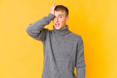 Kafkasyalı yakışıklı bir adam bir şey unutmuş. Alnına avuç içi ve gözlerini kapatmış..