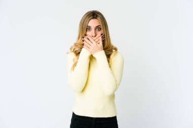 Kafkasyalı sarışın kadın elleriyle ağzını kapatırken şok oldu..