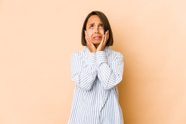 Genç İspanyol kadın yalnız başına sızlanıyor ve ağlıyordu..