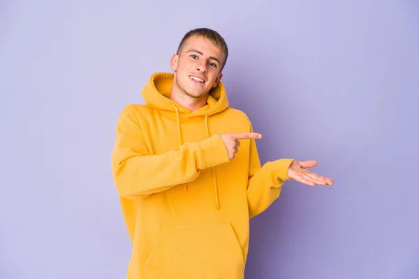 Junge Kaukasische Schöner Mann Aufgeregt Hält Eine Kopie Raum Auf — Stockfoto