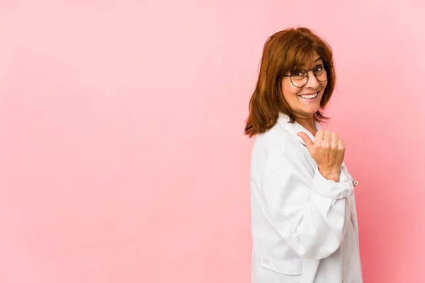 Médico Caucásico Mediana Edad Mujer Puntos Aislados Con Dedo Pulgar —  Fotos de Stock