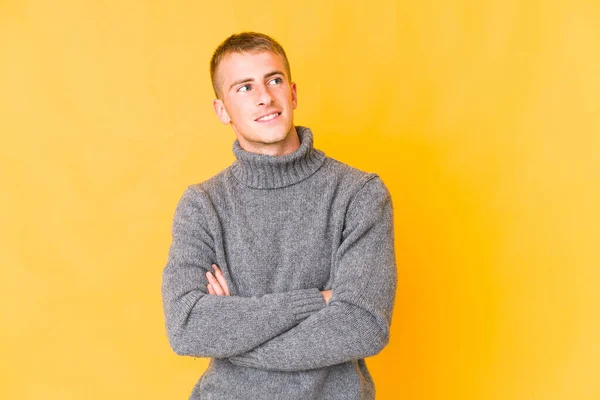 Jovem Caucasiano Bonito Homem Sorrindo Confiante Com Braços Cruzados — Fotografia de Stock