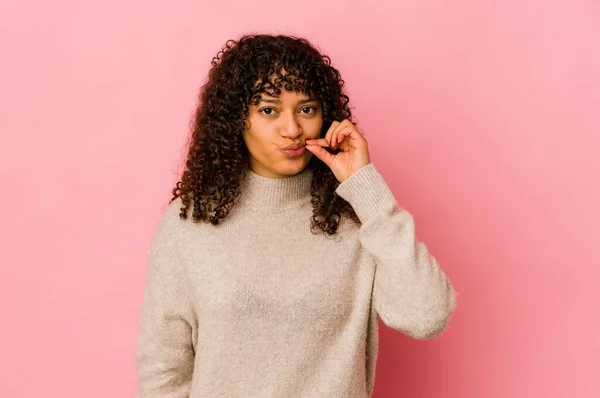 若いアフリカ系アメリカ人のアフロ女性は秘密を保持唇に指で隔離 — ストック写真