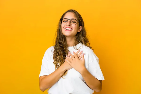 Giovane Donna Caucasica Ridere Tenendo Mani Sul Cuore Concetto Felicità — Foto Stock