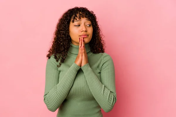 Giovane Afro Americana Afro Donna Isolata Preghiera Mostrando Devozione Persona — Foto Stock
