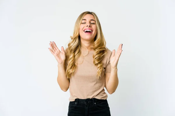 Junge Kaukasische Blondine Lacht Laut Aus Und Hält Die Hand — Stockfoto