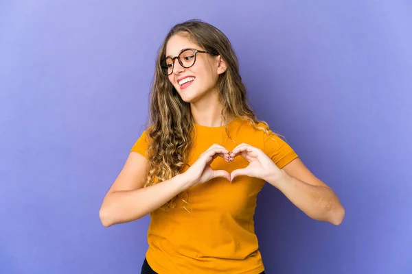 Jovem Caucasiano Bonito Mulher Sorrindo Mostrando Uma Forma Coração Com — Fotografia de Stock