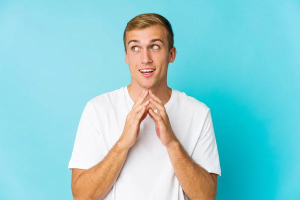 Junger Kaukasischer Gutaussehender Mann Der Sich Einen Plan Ausdenkt Und — Stockfoto