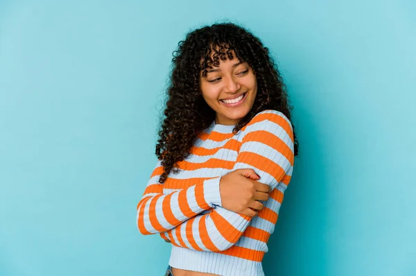 若いアフリカ系アメリカ人のアフロ女性は笑いと楽しさを隔てて — ストック写真
