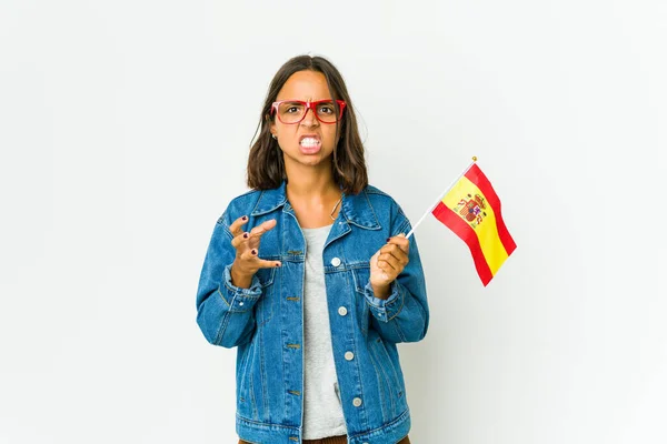 Молодая Испанка Флагом Белом Фоне Расстроенная Криками Напряженных Рук — стоковое фото