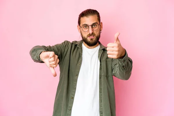 Junger Mann Mit Langen Haaren Die Daumen Nach Oben Und — Stockfoto