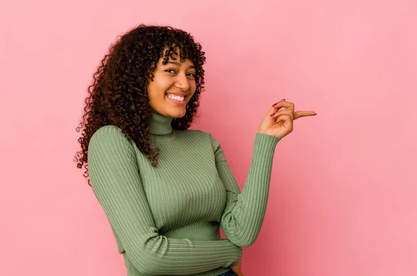 Joven Afroamericana Afro Mujer Aislada Sonriendo Alegremente Señalando Con Dedo —  Fotos de Stock