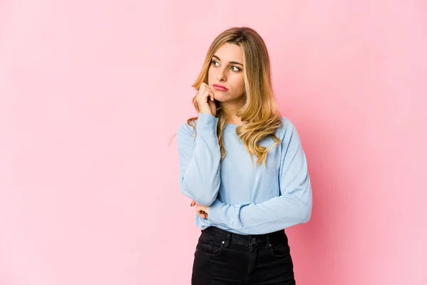 Young Caucasian Blonde Woman Saying Gossip Pointing Side Reporting Something — Stock Photo, Image