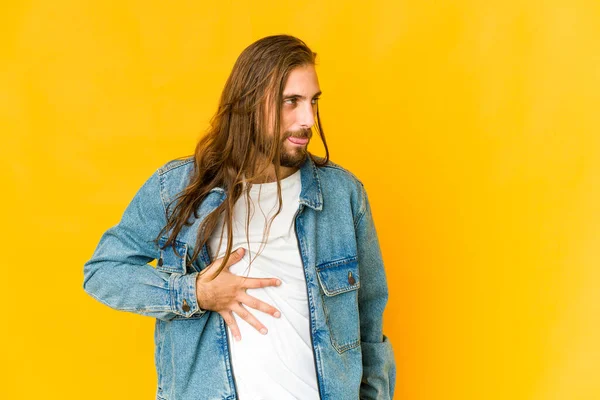 Junger Mann Mit Langem Haar Look Berührt Bauch Lächelt Sanft — Stockfoto