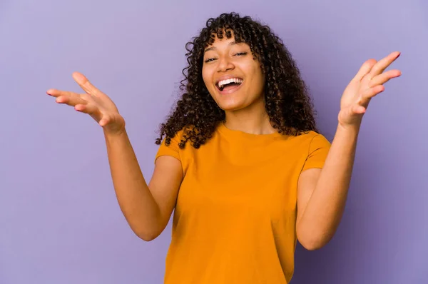 Joven Afroamericana Afro Mujer Aislada Celebrando Una Victoria Éxito Sorprende —  Fotos de Stock