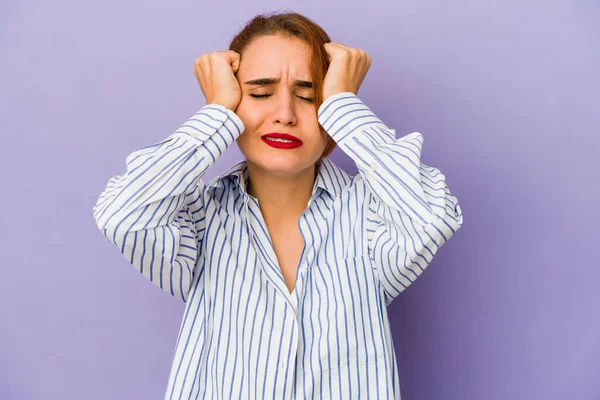 Genç Arap melez kadın ağlıyor, bir şeyden memnun değil, acı ve karmaşa konsepti..