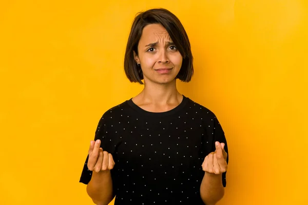 Jovem Hispânica Isolada Amarelo Mostrando Que Ela Não Tem Dinheiro — Fotografia de Stock