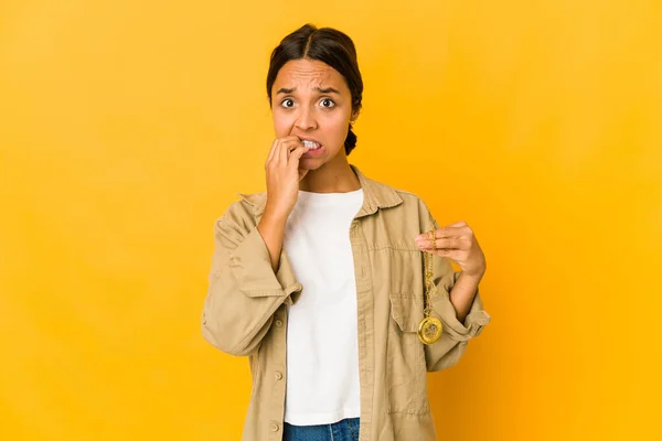 Mujer Hispana Joven Sosteniendo Reloj Bolsillo Mordiéndose Las Uñas Nerviosa —  Fotos de Stock