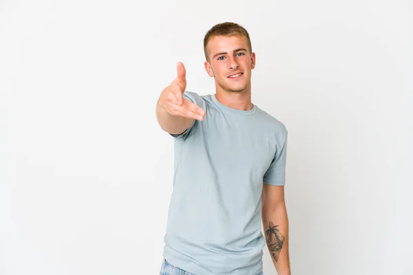 Νεαρός Καυκάσιος Όμορφος Άντρας Απλώνει Χέρι Του Στην Κάμερα Χαιρετισμό — Φωτογραφία Αρχείου
