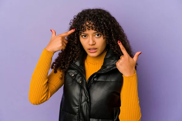 若いアフリカ系アメリカ人のアフロ女性は 額と失望のジェスチャーを示す隔離された — ストック写真