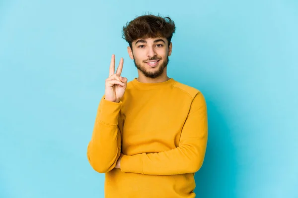 Ung Arabisk Man Blå Bakgrund Visar Nummer Två Med Fingrar — Stockfoto