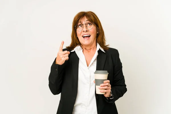 中年ビジネス女性保持していますAテイクアウトコーヒー隔離ポインティング逆さまにオープン口 — ストック写真
