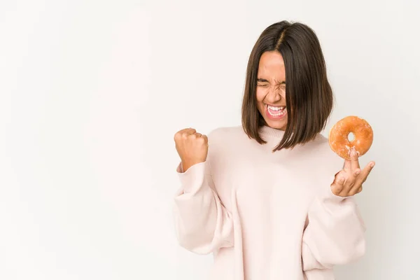 Joven Mujer Hispana Comiendo Donut Levantando Puño Después Una Victoria —  Fotos de Stock