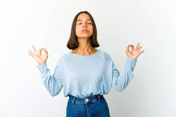 Giovane Donna Razza Mista Rilassa Dopo Una Dura Giornata Lavoro — Foto Stock