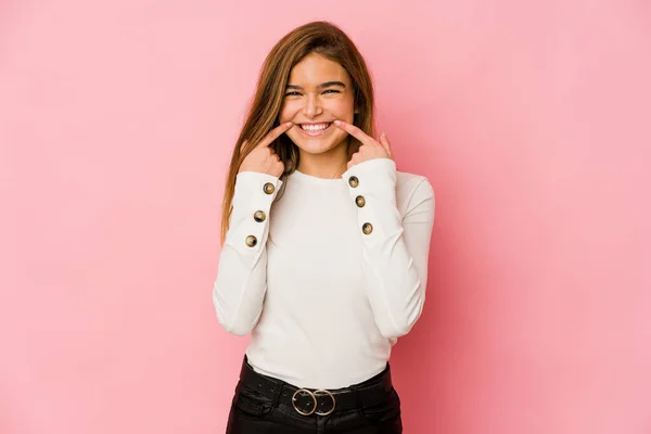 Genç Sıska Beyaz Genç Kız Gülümsüyor Parmaklarını Ağzına Doğrultuyor — Stok fotoğraf