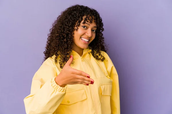 Jong Afrikaans Amerikaans Afro Vrouw Geïsoleerd Stretching Hand Camera Groet — Stockfoto