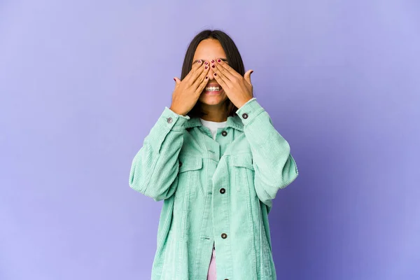 Genç Melez Kadın Elleriyle Gözlerini Kapatıyor Gülümseyerek Bir Sürpriz Bekliyor — Stok fotoğraf