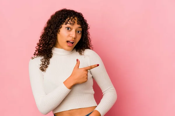 Joven Afroamericana Afro Mujer Aislada Señalando Hacia Lado —  Fotos de Stock