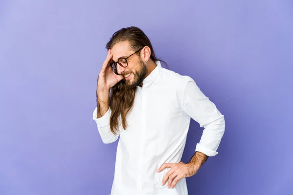 Joven Con Cabello Largo Mira Cámara Través Los Dedos Rostro —  Fotos de Stock