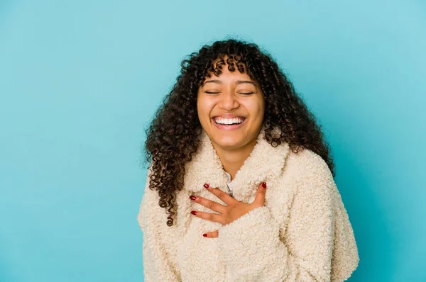 若いアフリカ系アメリカ人のアフロ女性隔離された笑い大声で手を胸に保つ — ストック写真
