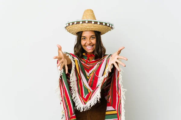 Ung Mexikansk Kvinna Isolerad Vit Bakgrund Känns Säker Att Kram — Stockfoto