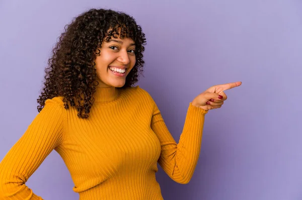 Joven Afroamericana Afro Mujer Aislada Sonriendo Alegremente Señalando Con Dedo —  Fotos de Stock