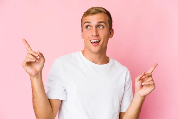 Giovane Uomo Caucasico Bello Indicando Diversi Spazi Copia Scegliendo Uno — Foto Stock