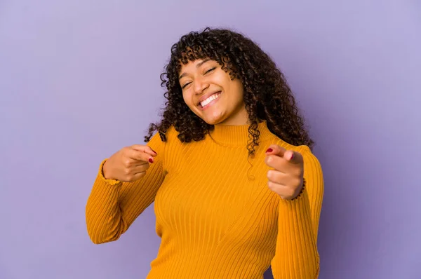 Young African American Afro Woman Isolated Pointing Front Fingers — Stock Photo, Image