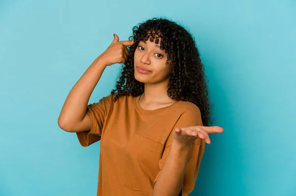 Junge Afrikanisch Amerikanische Afro Frau Isoliert Hält Und Zeigt Ein — Stockfoto