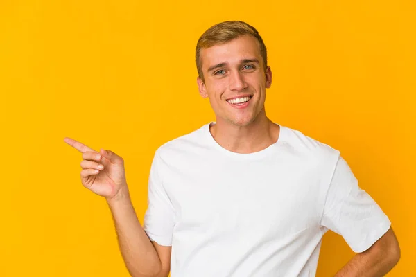 Jovem Caucasiano Bonito Homem Sorrindo Alegremente Apontando Com Dedo Indicador — Fotografia de Stock