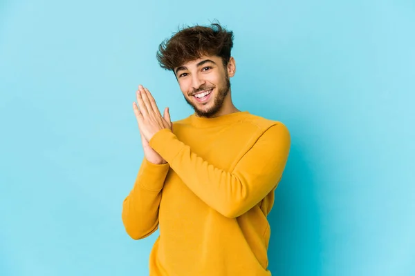 Hombre Árabe Joven Sobre Fondo Azul Sensación Enérgica Cómoda Frotando — Foto de Stock