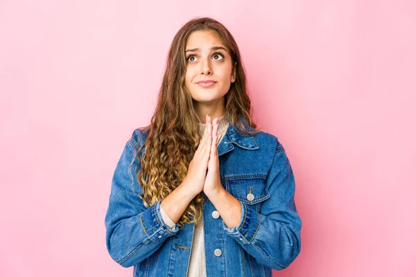 Giovane Donna Caucasica Che Tiene Mano Preghiera Vicino Alla Bocca — Foto Stock