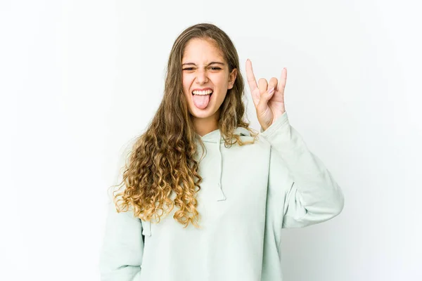 Νεαρή Καυκάσια Γυναίκα Δείχνει Ροκ Χειρονομία Δάχτυλα — Φωτογραφία Αρχείου