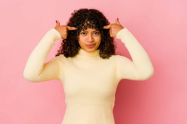 若いアフリカ系アメリカ人のアフロ女性は仕事に焦点を当て孤立し 額を頭に向けて — ストック写真