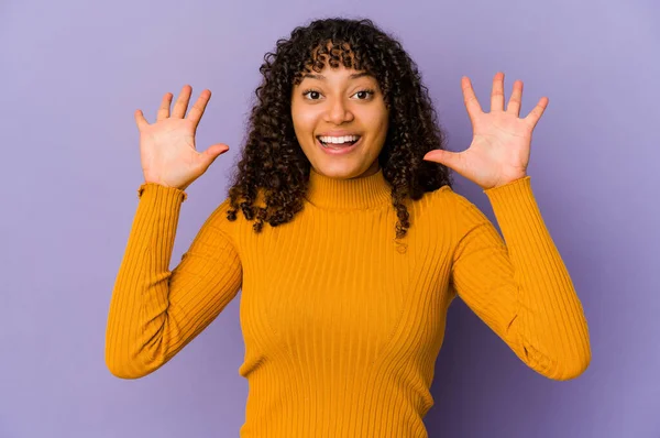 Giovane Afroamericana Afro Donna Isolata Ricevendo Una Piacevole Sorpresa Eccitata — Foto Stock