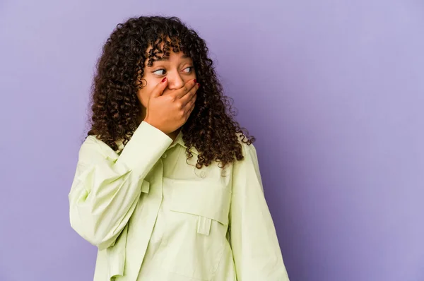 Jong Afrikaans Amerikaans Afro Vrouw Geïsoleerd Doordacht Zoek Naar Een — Stockfoto