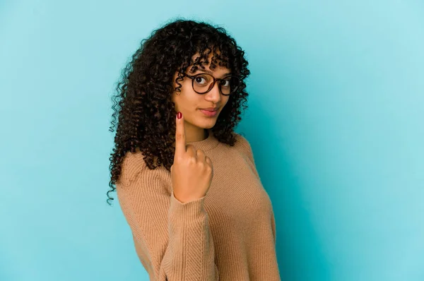 Jovem Afro Americana Africana Isolado Apontando Com Dedo Para Você — Fotografia de Stock