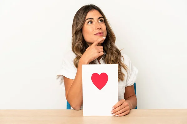 Ung Kaukasiska Kvinna Som Innehar Alla Hjärtans Dag Kort Isolerad — Stockfoto